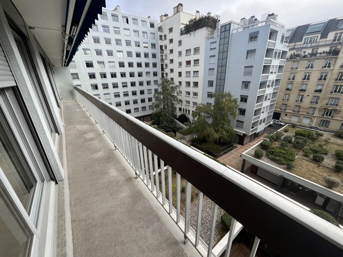 Paris XVème, Village Suisse,  4 Pièces avec Balcon et Parking et chambre de service