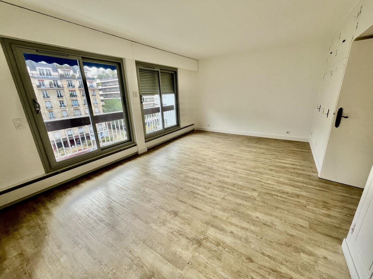 Paris XVème, Village Suisse,  4 Pièces avec Balcon et Parking et chambre de service
