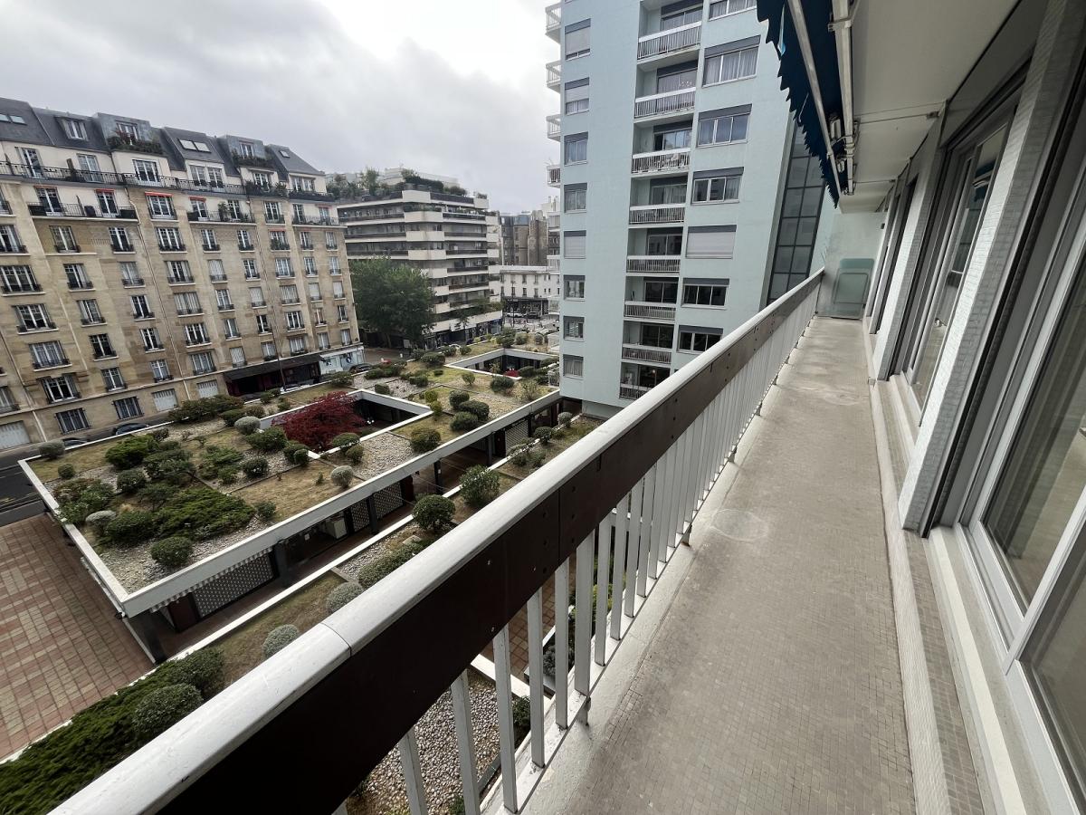 Paris XVème, Village Suisse,  4 Pièces avec Balcon et Parking et chambre de service