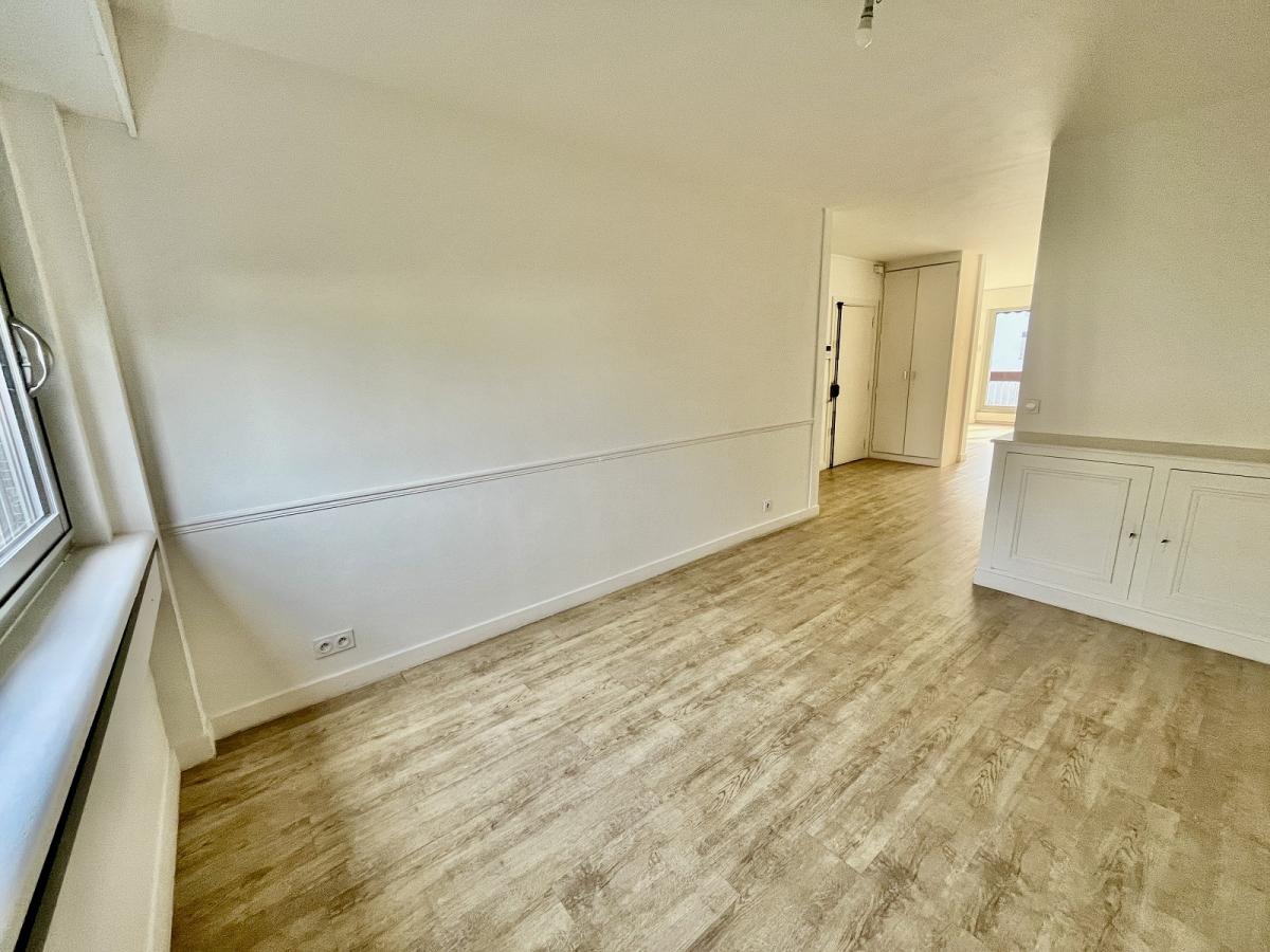 Paris XVème, Village Suisse,  4 Pièces avec Balcon et Parking et chambre de service