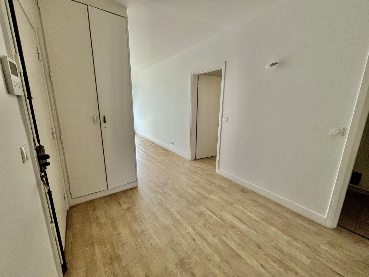 Paris XVème, Village Suisse,  4 Pièces avec Balcon et Parking et chambre de service