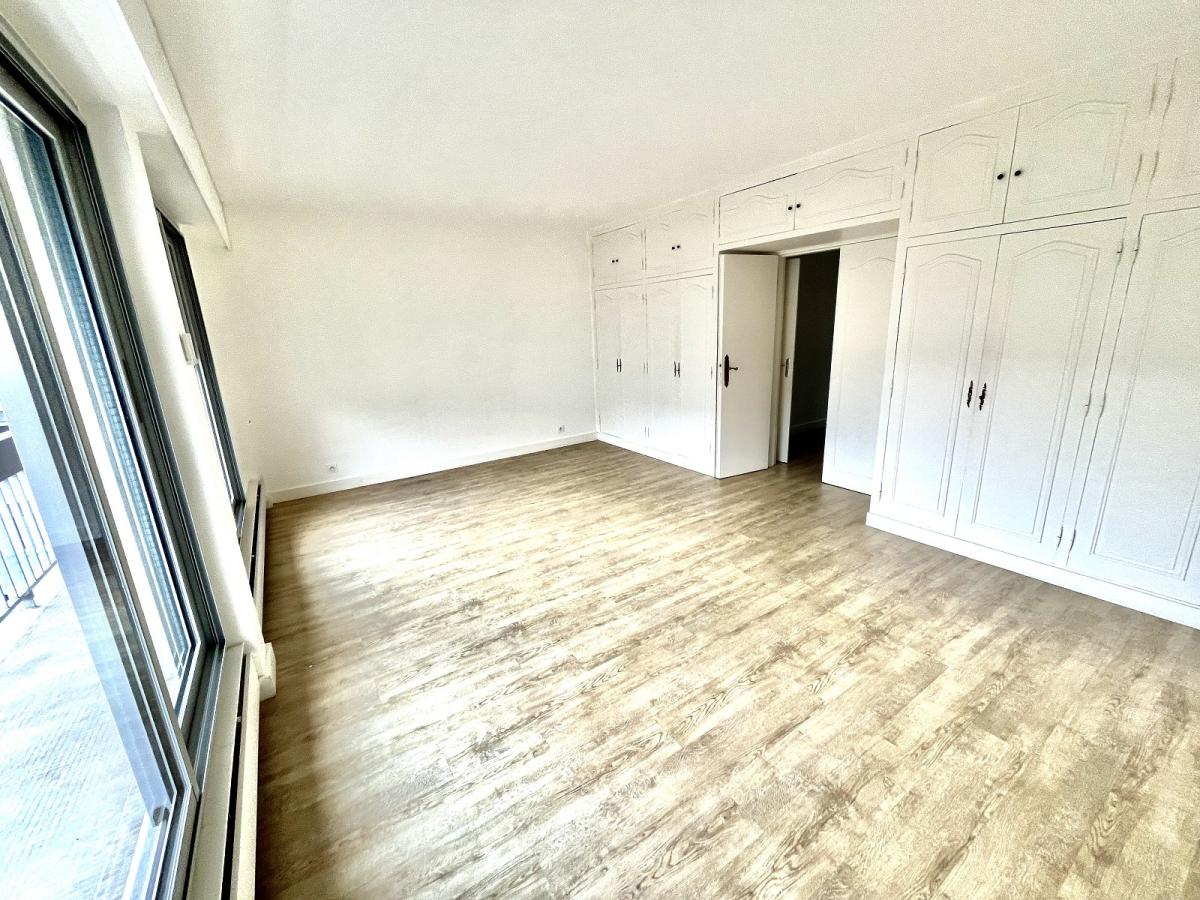 Paris XVème, Village Suisse,  4 Pièces avec Balcon et Parking et chambre de service