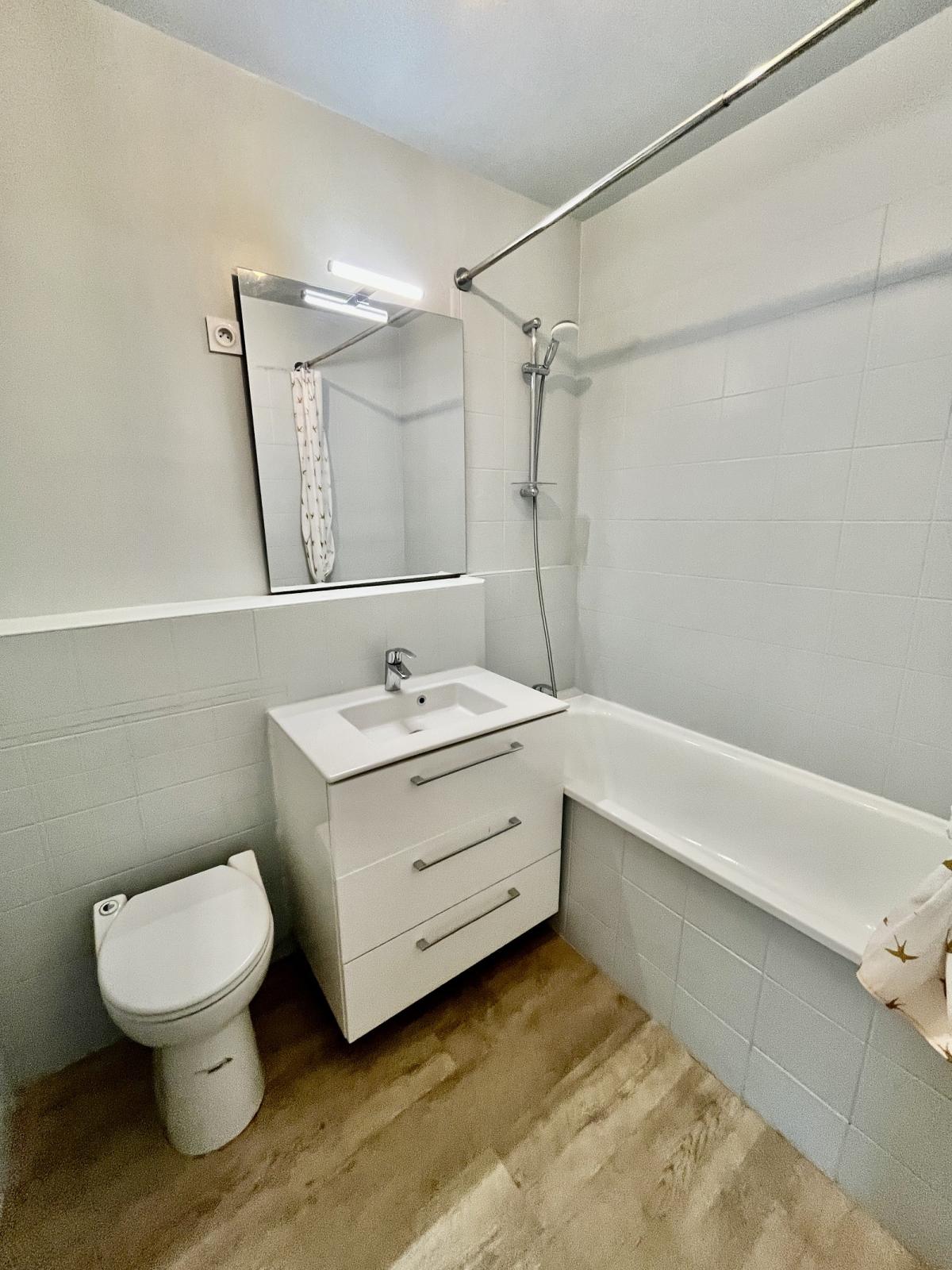Paris XVème, Village Suisse,  4 Pièces avec Balcon et Parking et chambre de service