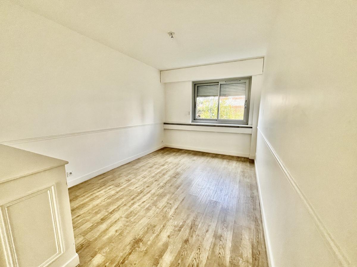 Paris XVème, Village Suisse,  4 Pièces avec Balcon et Parking et chambre de service