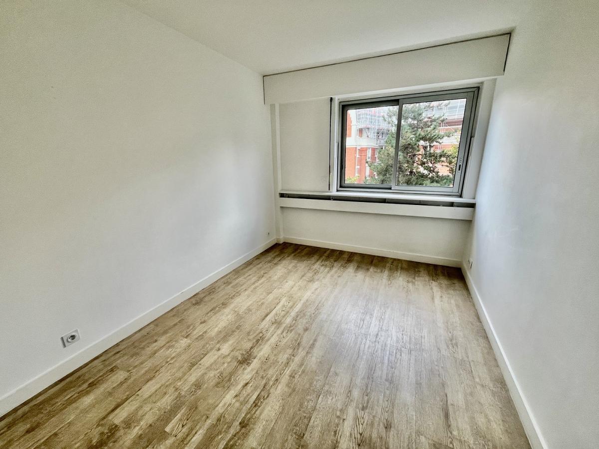 Paris XVème, Village Suisse,  4 Pièces avec Balcon et Parking et chambre de service