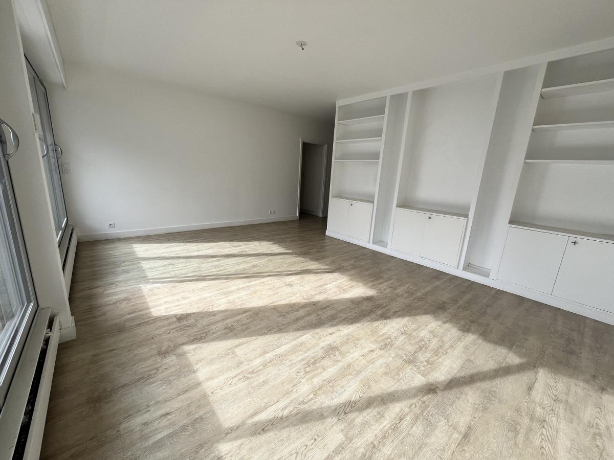 Paris XVème, Village Suisse,  4 Pièces avec Balcon et Parking et chambre de service