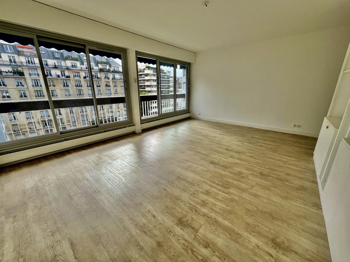 Paris XVème, Village Suisse,  4 Pièces avec Balcon et Parking et chambre de service