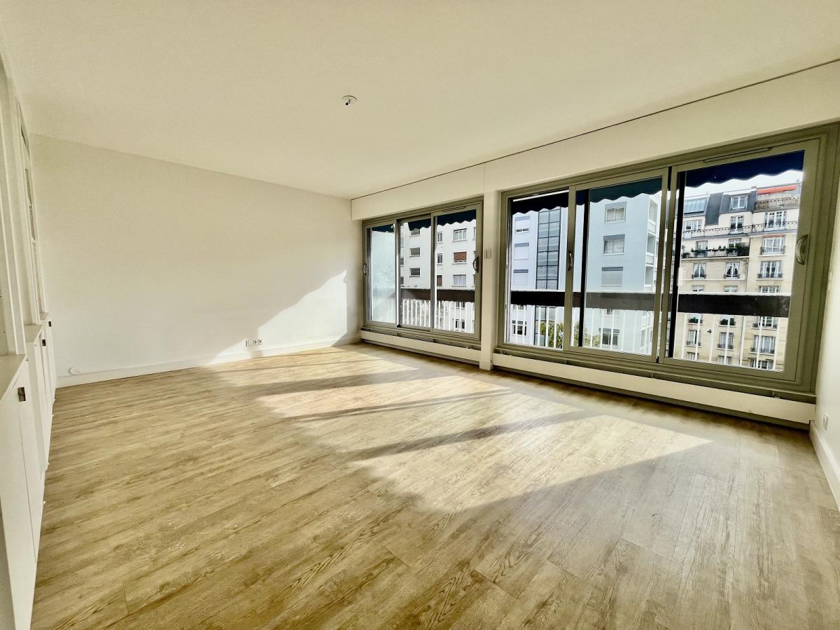 Paris XVème, Village Suisse,  4 Pièces avec Balcon et Parking et chambre de service