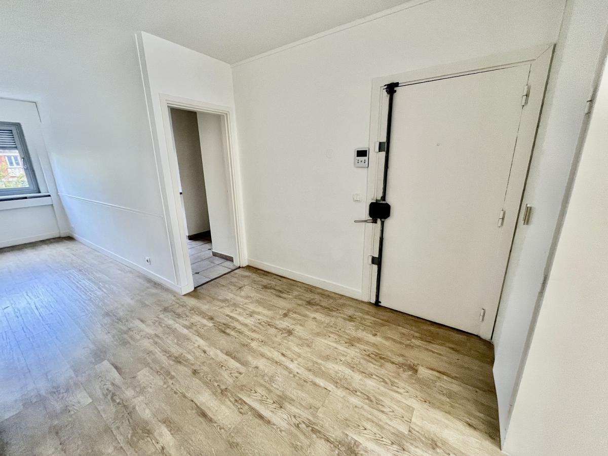 Paris XVème, Village Suisse,  4 Pièces avec Balcon et Parking et chambre de service