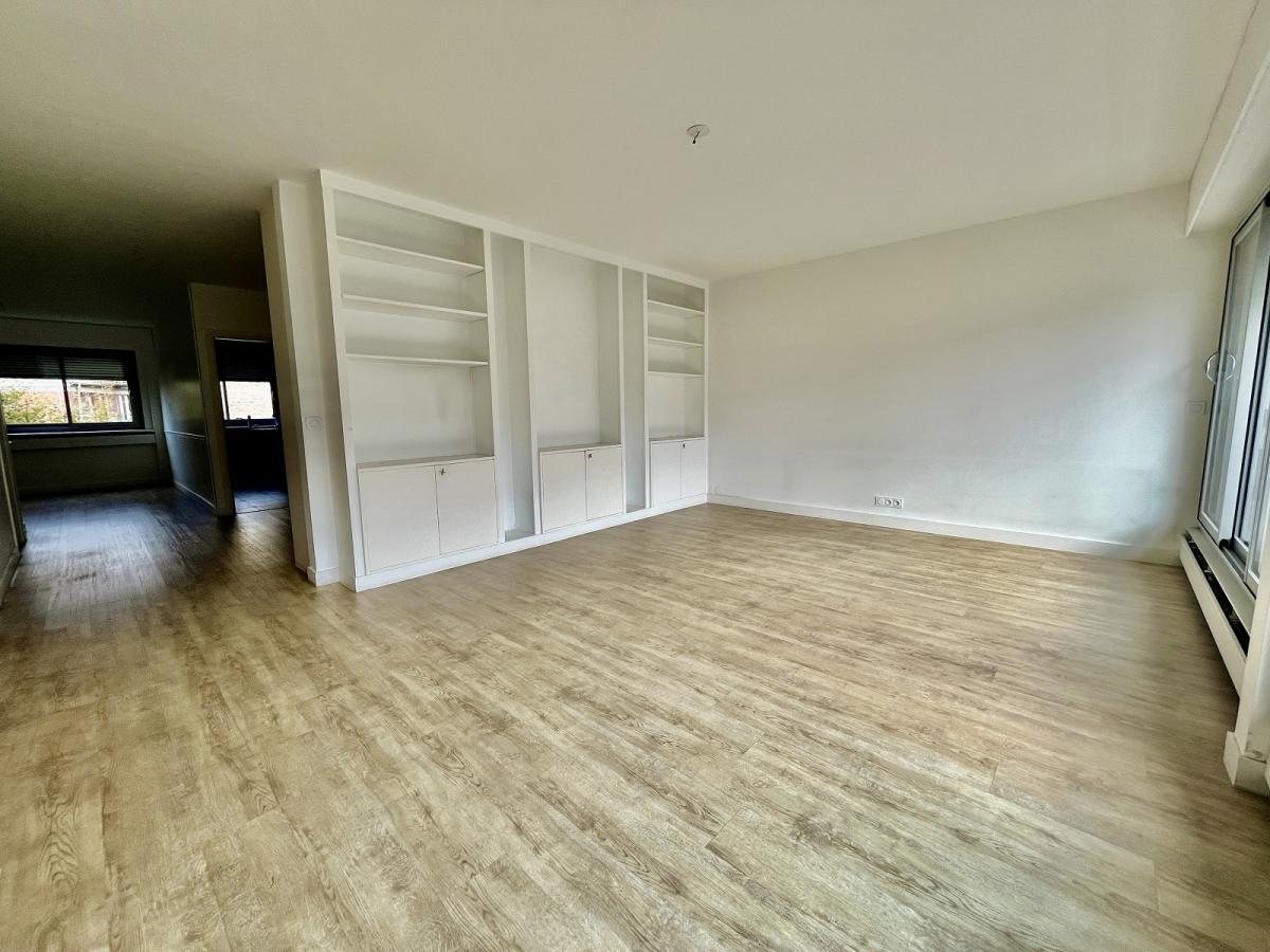 Paris XVème, Village Suisse,  4 Pièces avec Balcon et Parking et chambre de service