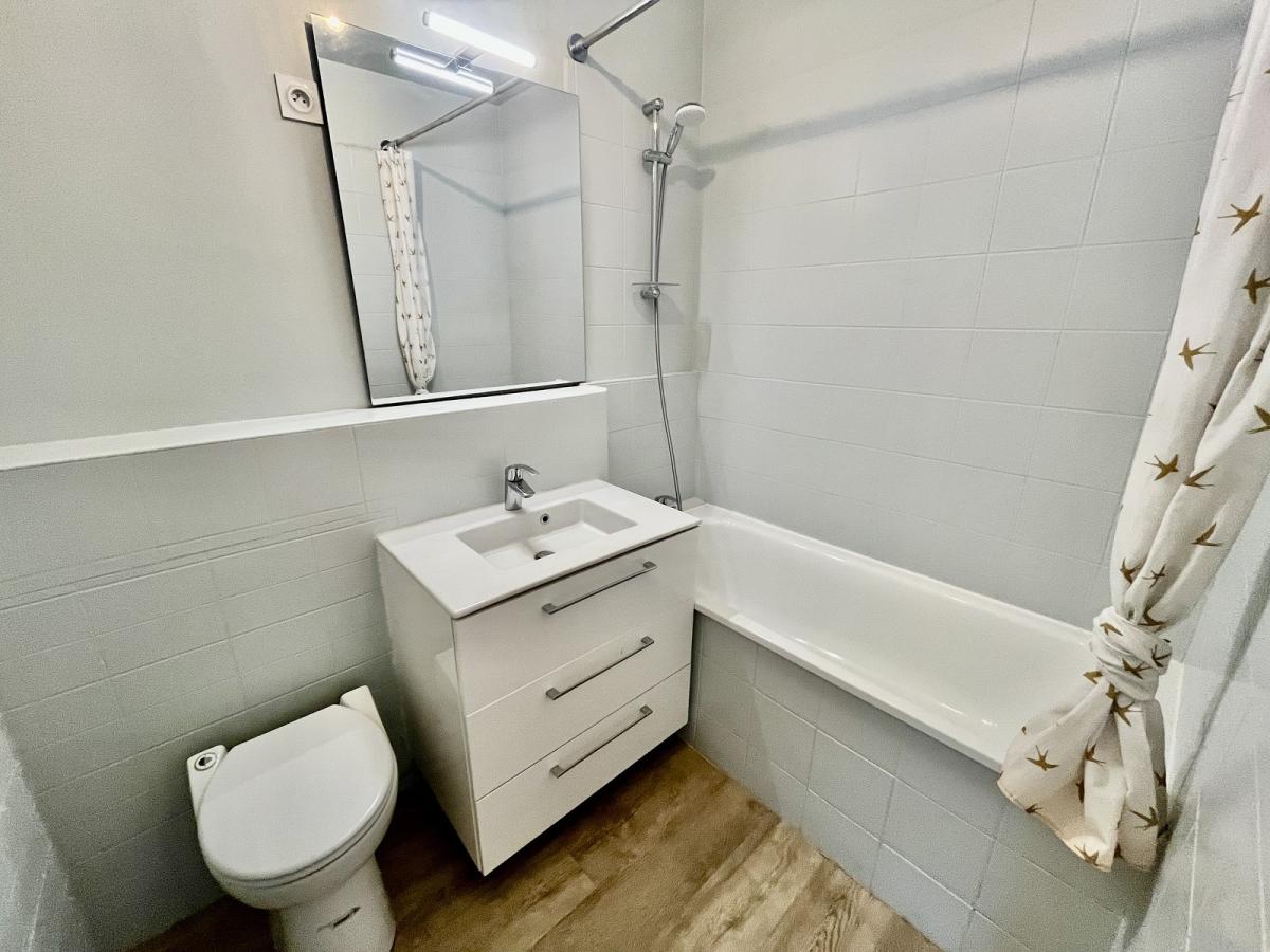 Paris XVème, Village Suisse,  4 Pièces avec Balcon et Parking et chambre de service