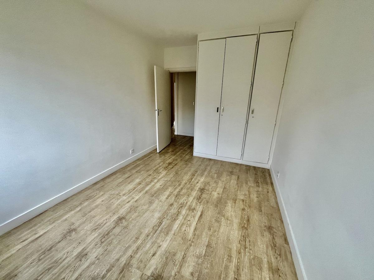 Paris XVème, Village Suisse,  4 Pièces avec Balcon et Parking et chambre de service