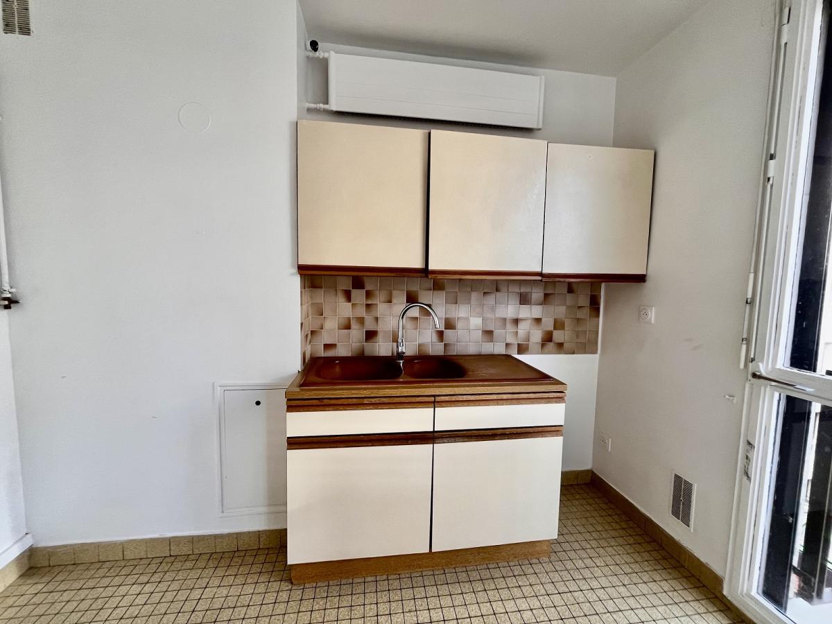 A LOUER 2P  46m² PARIS XVème CAVE PARKING ET BALCON
