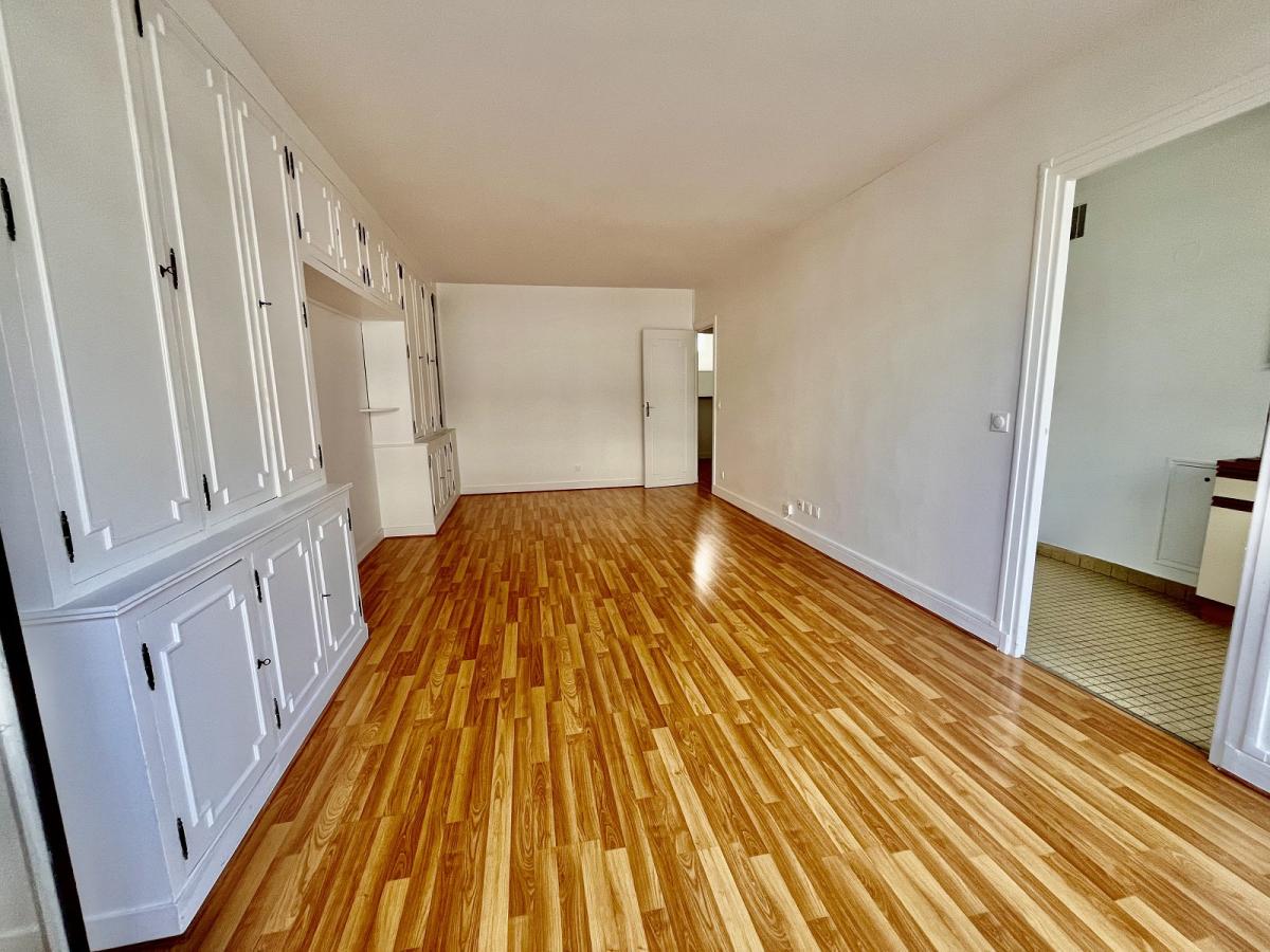 A LOUER 2P  46m² PARIS XVème CAVE PARKING ET BALCON