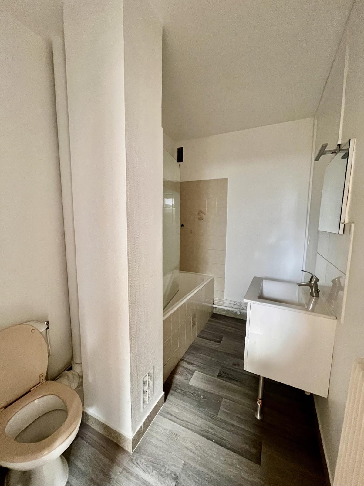 A LOUER 2P  46m² PARIS XVème CAVE PARKING ET BALCON