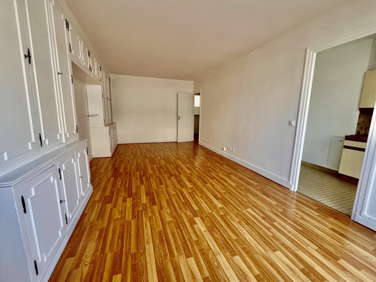 A LOUER 2P  46m² PARIS XVème CAVE PARKING ET BALCON