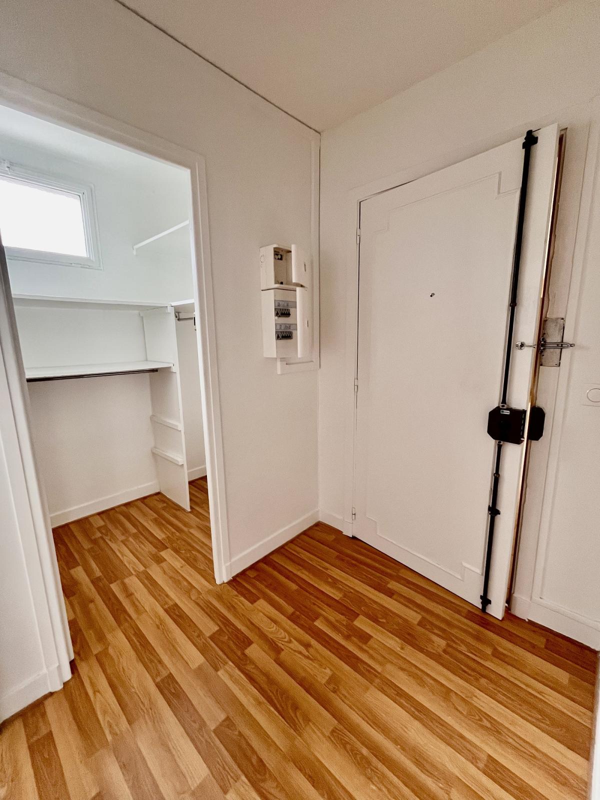 A LOUER 2P  46m² PARIS XVème CAVE PARKING ET BALCON