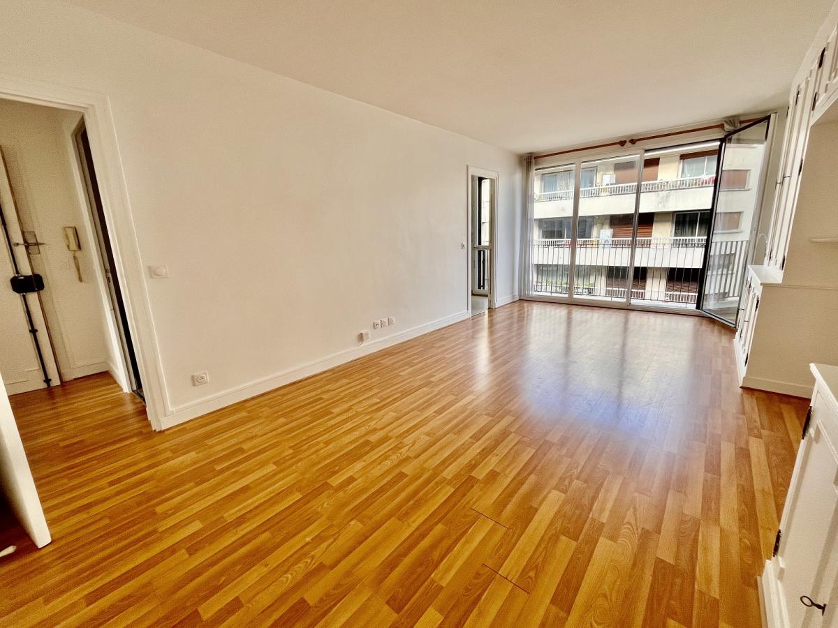 A LOUER 2P  46m² PARIS XVème CAVE PARKING ET BALCON