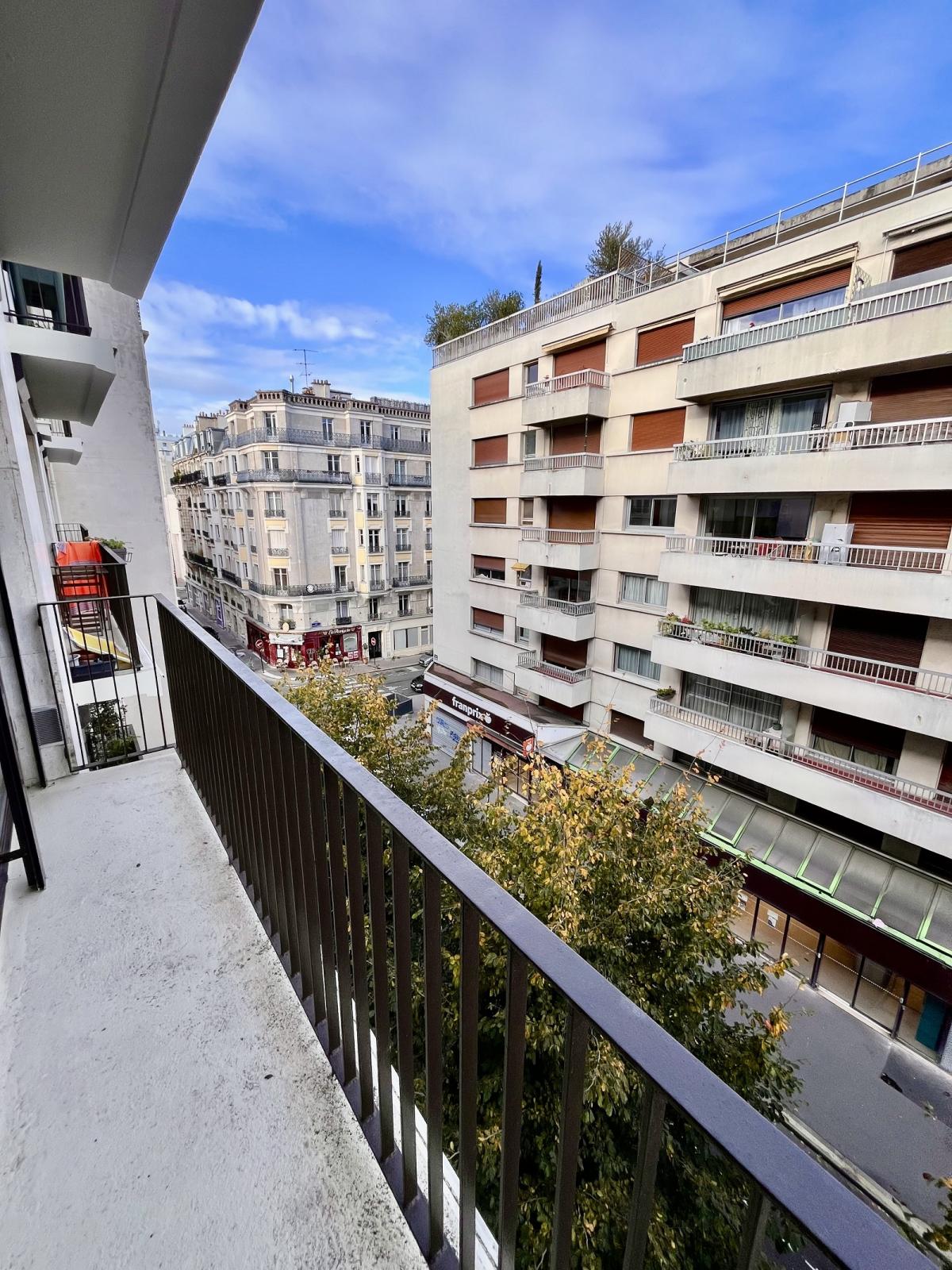 A LOUER 2P  46m² PARIS XVème CAVE PARKING ET BALCON