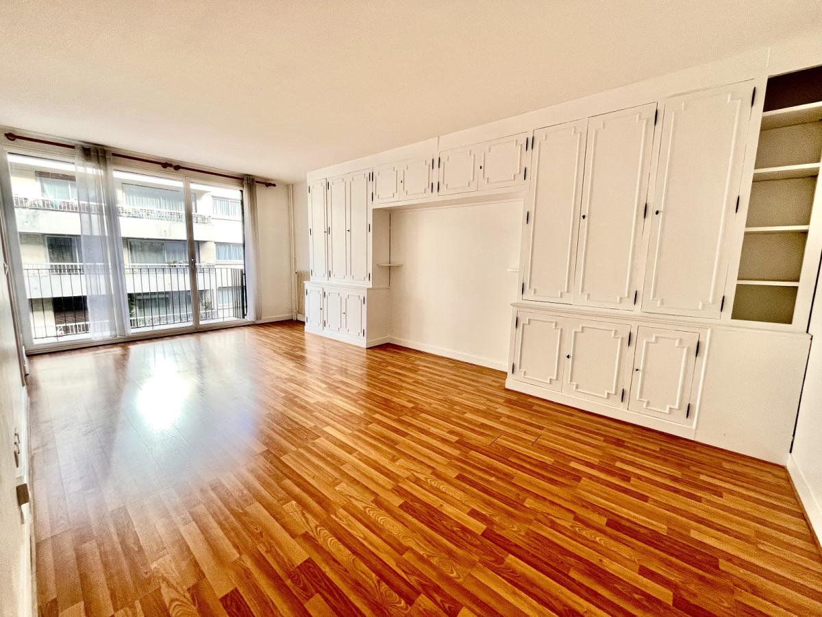 A LOUER 2P  46m² PARIS XVème CAVE PARKING ET BALCON