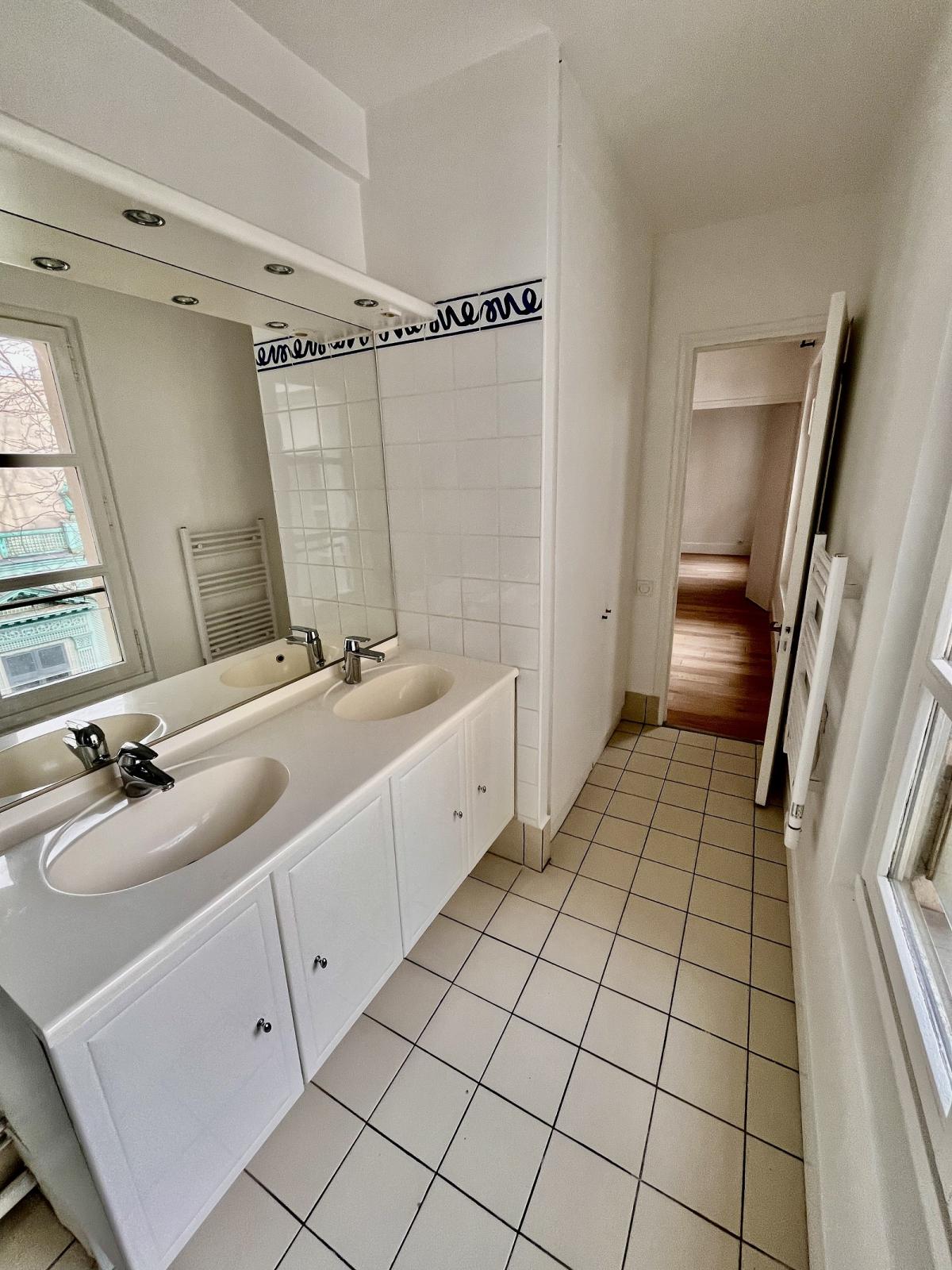 Paris IV rue des Guillemites - 2 Pièces  avec PARKING  en sus 129