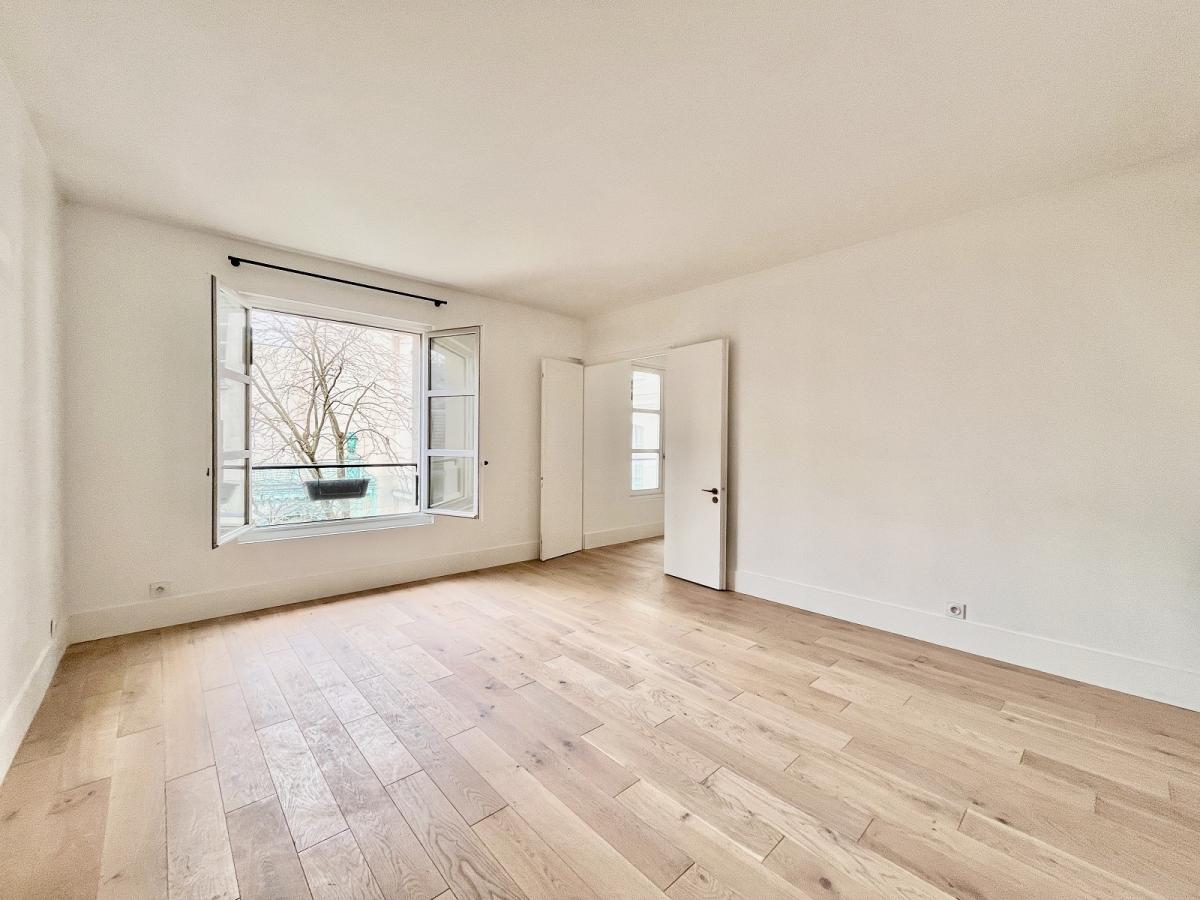 Paris IV rue des Guillemites - 2 Pièces  avec PARKING  en sus 129