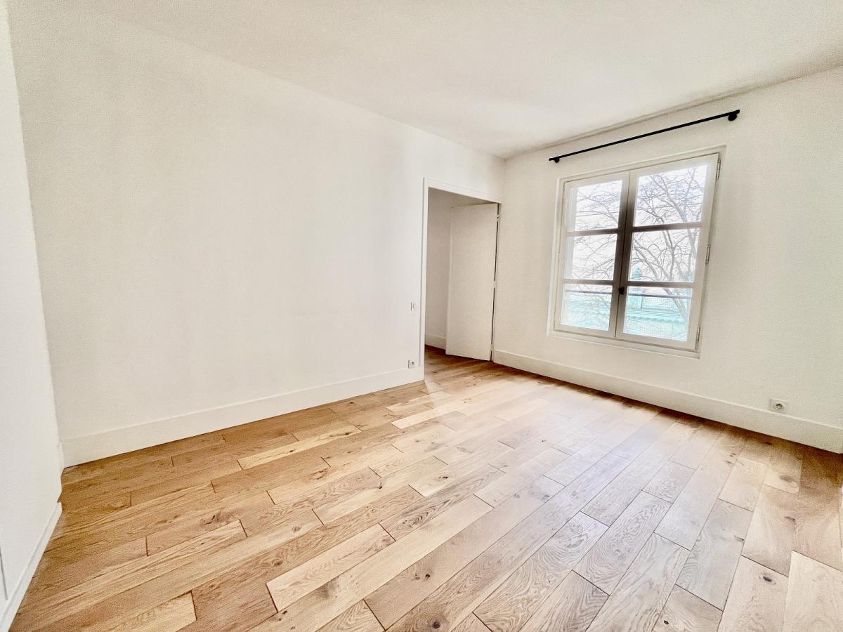 Paris IV rue des Guillemites - 2 Pièces  avec PARKING  en sus 129