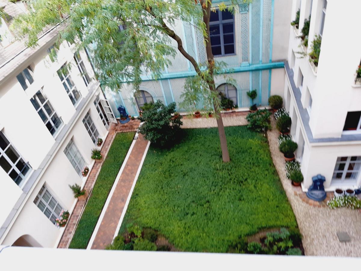 Paris IV rue des Guillemites - 2 Pièces  avec PARKING  en sus 129