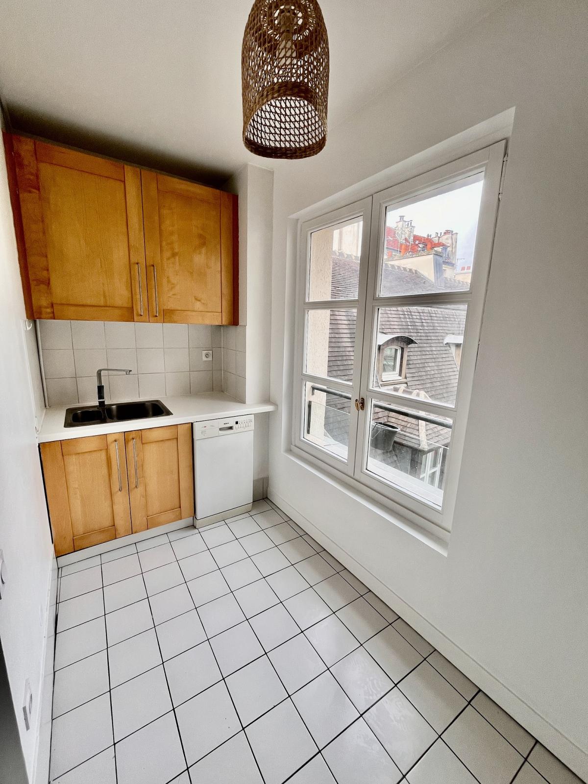 Paris IV rue des Guillemites - 2 Pièces  avec PARKING  en sus 129