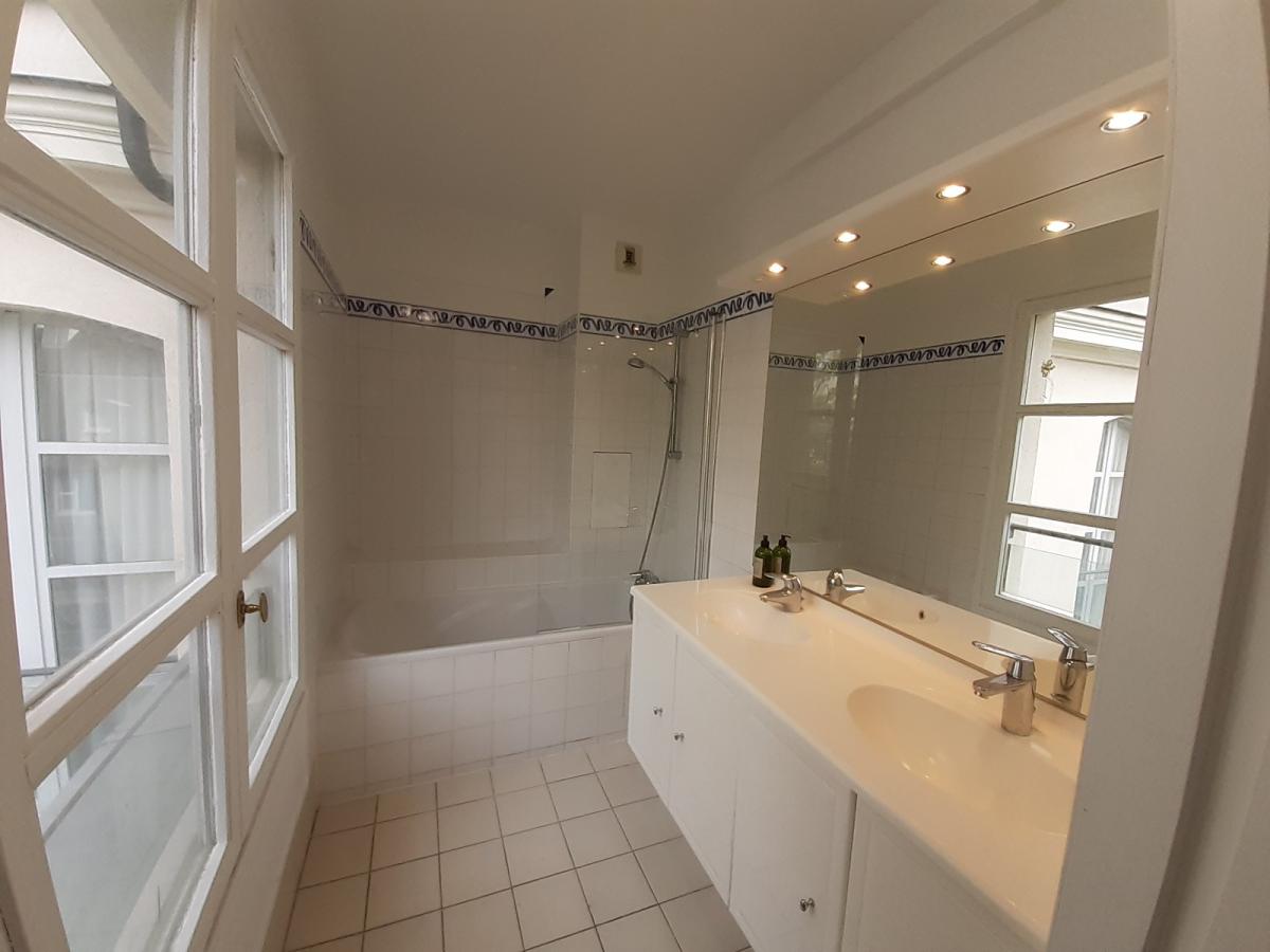 Paris IV rue des Guillemites - 2 Pièces  avec PARKING  en sus 129