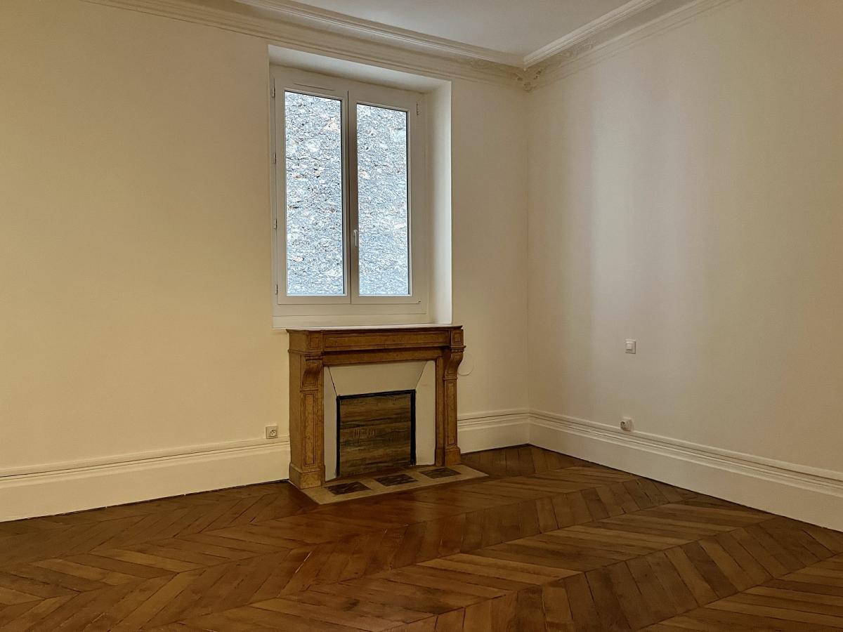 PARIS 9ème Anvers Beau 2P 70,27m²