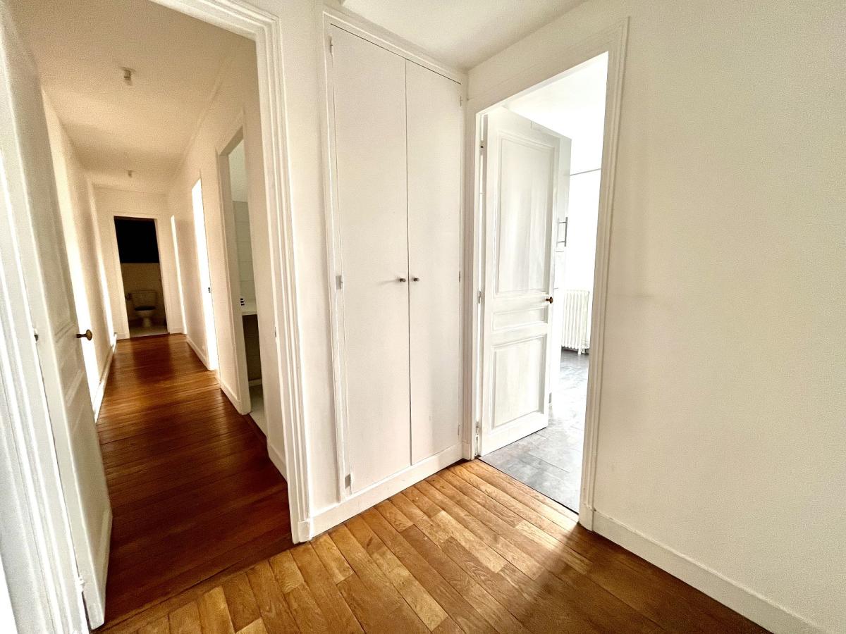 A LOUER 3 PIECES 70m² PARIS IIème. MONTORGUEIL 