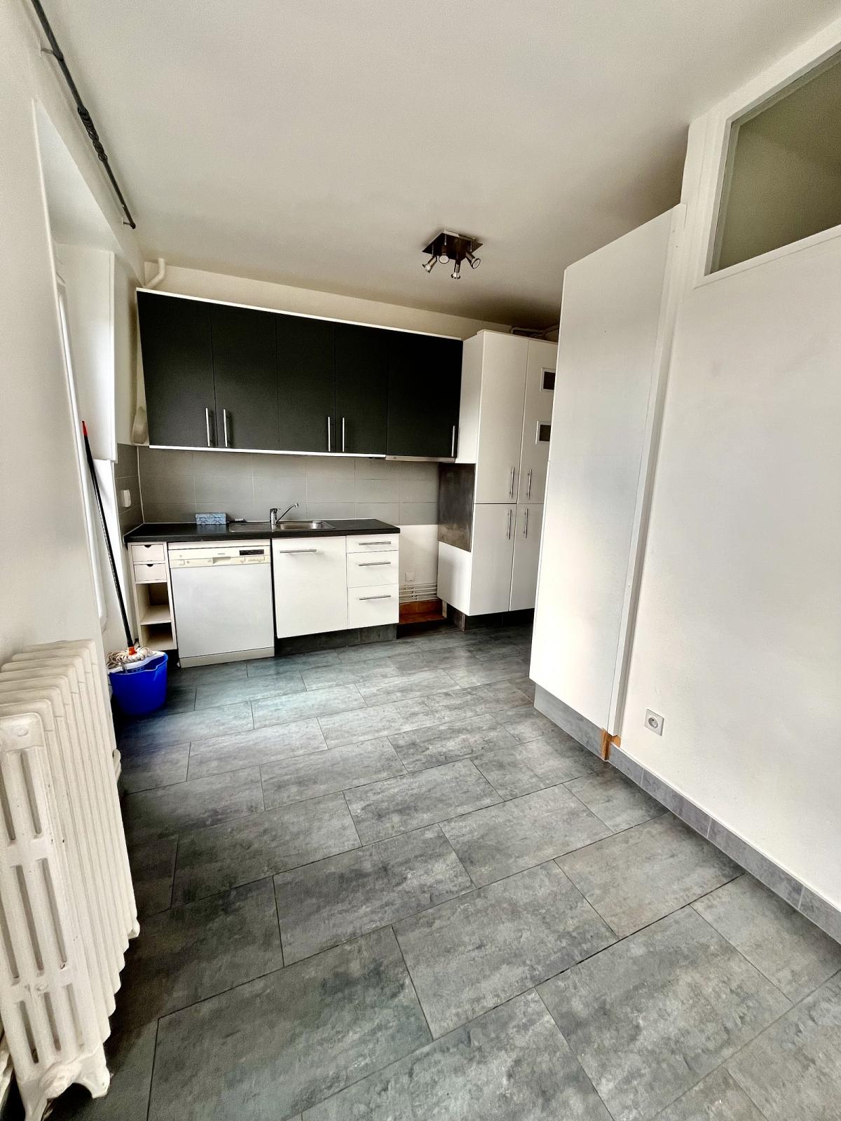 A LOUER 3 PIECES 70m² PARIS IIème. MONTORGUEIL 