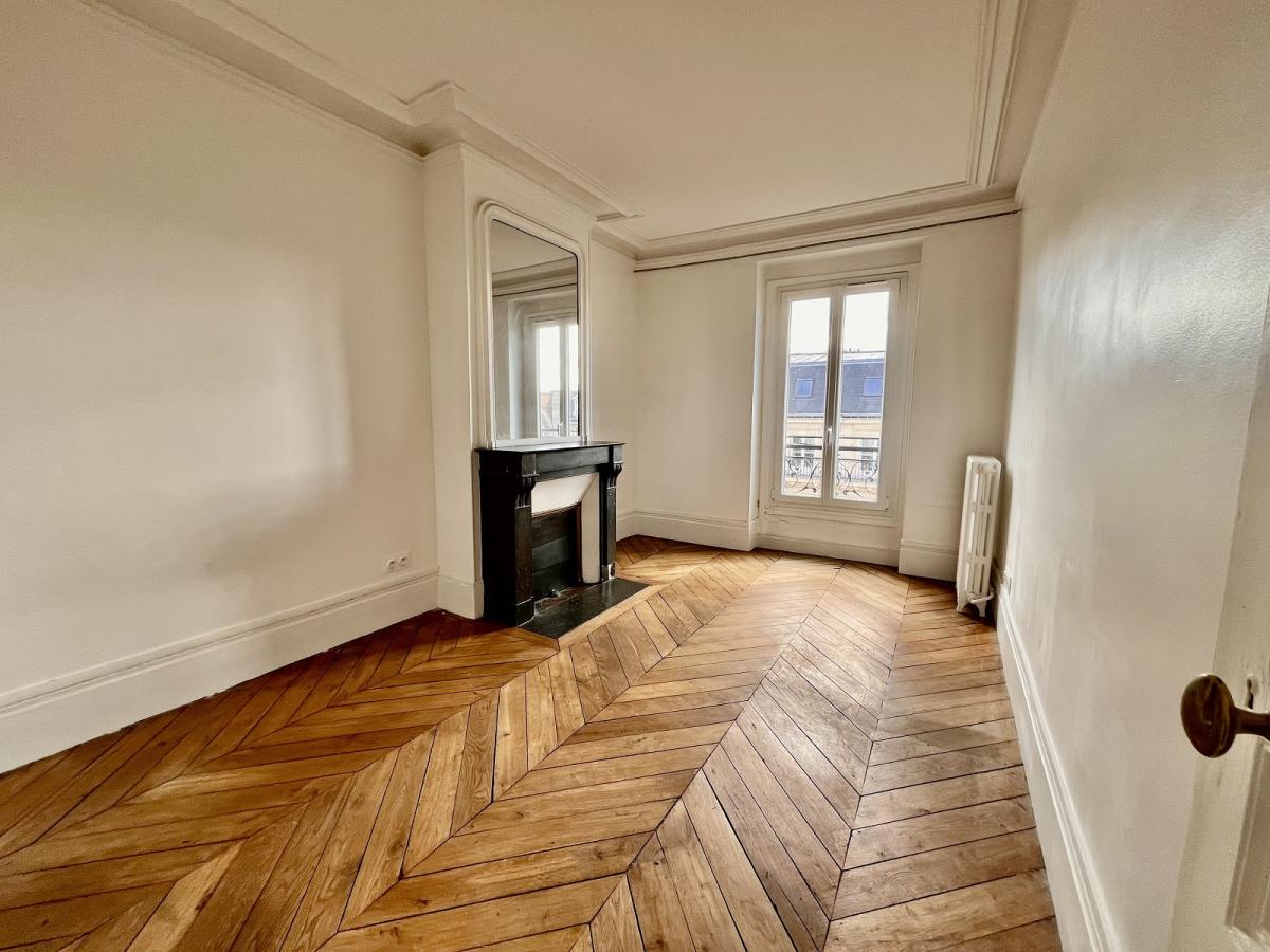 A LOUER 3 PIECES 70m² PARIS IIème. MONTORGUEIL 