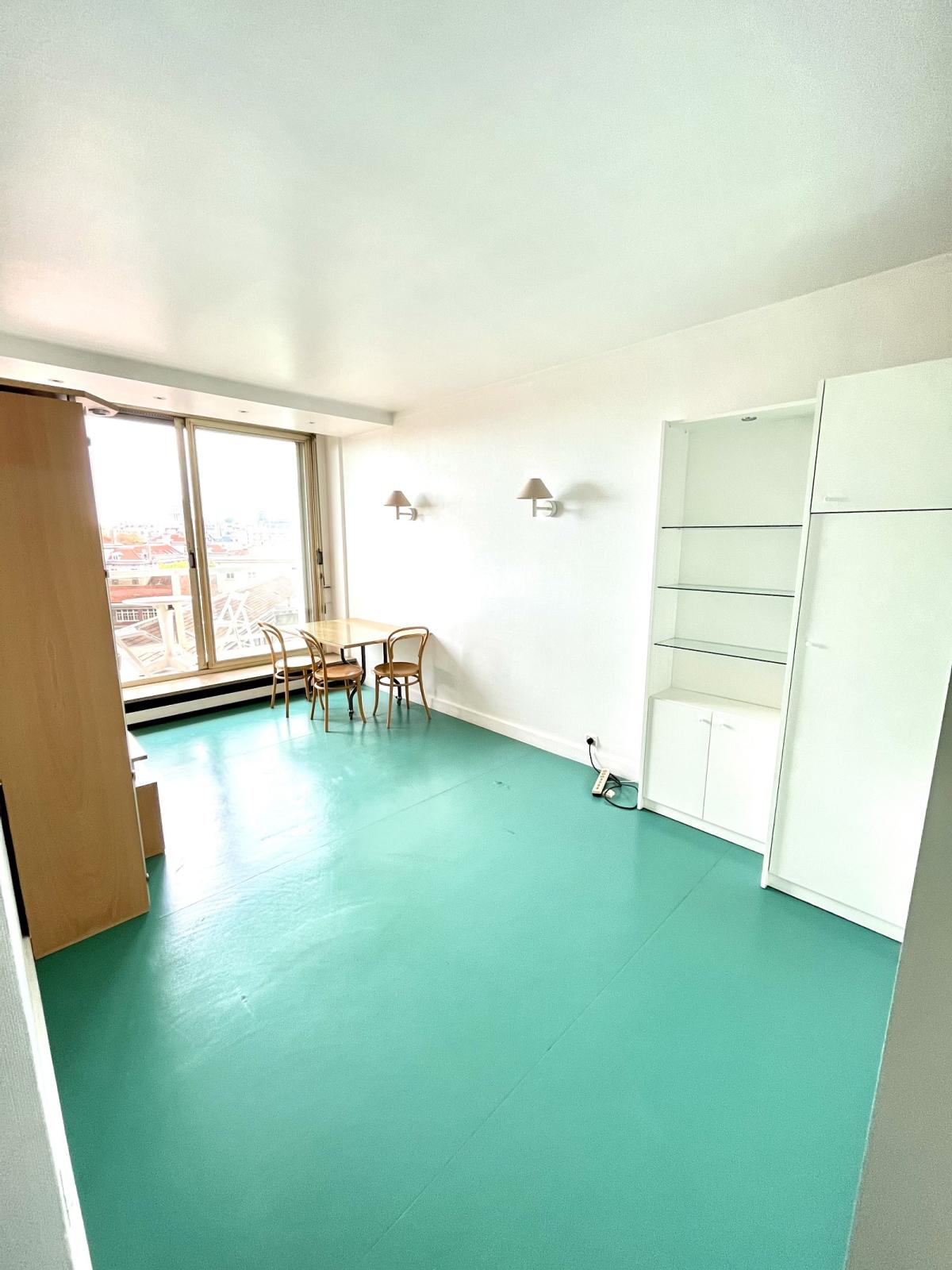 GRAND STUDIO MEUBLE  PARIS VI