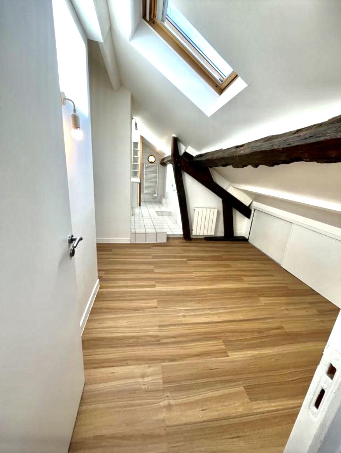 A LOUER RUE CHARLOT 3P RENOVE DUPLEX 