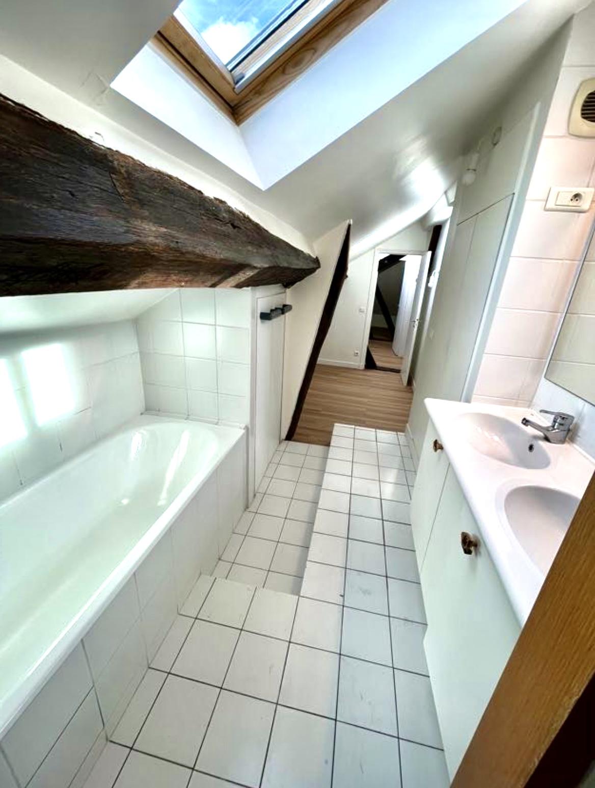 A LOUER RUE CHARLOT 3P RENOVE DUPLEX 