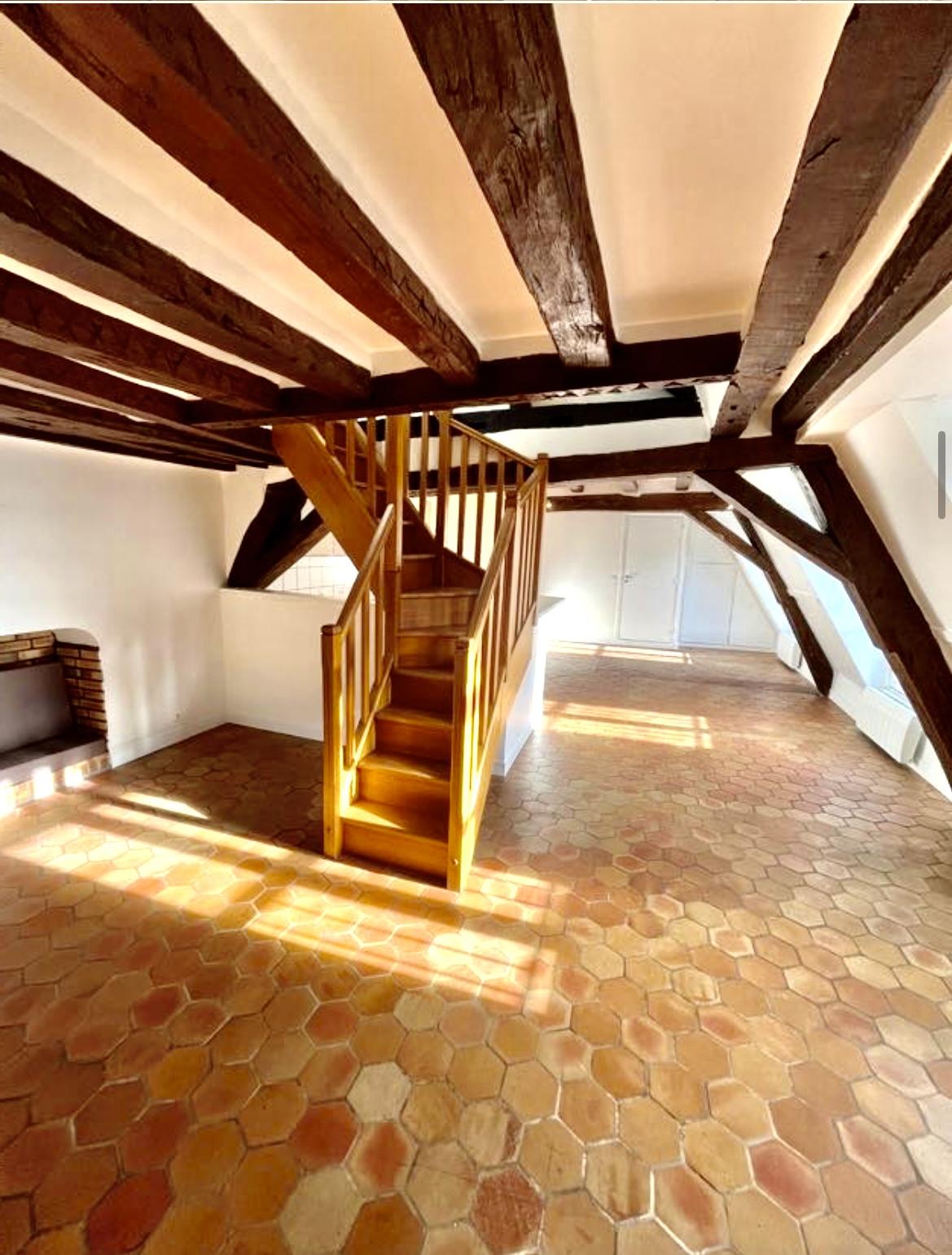 A LOUER RUE CHARLOT 3P RENOVE DUPLEX 