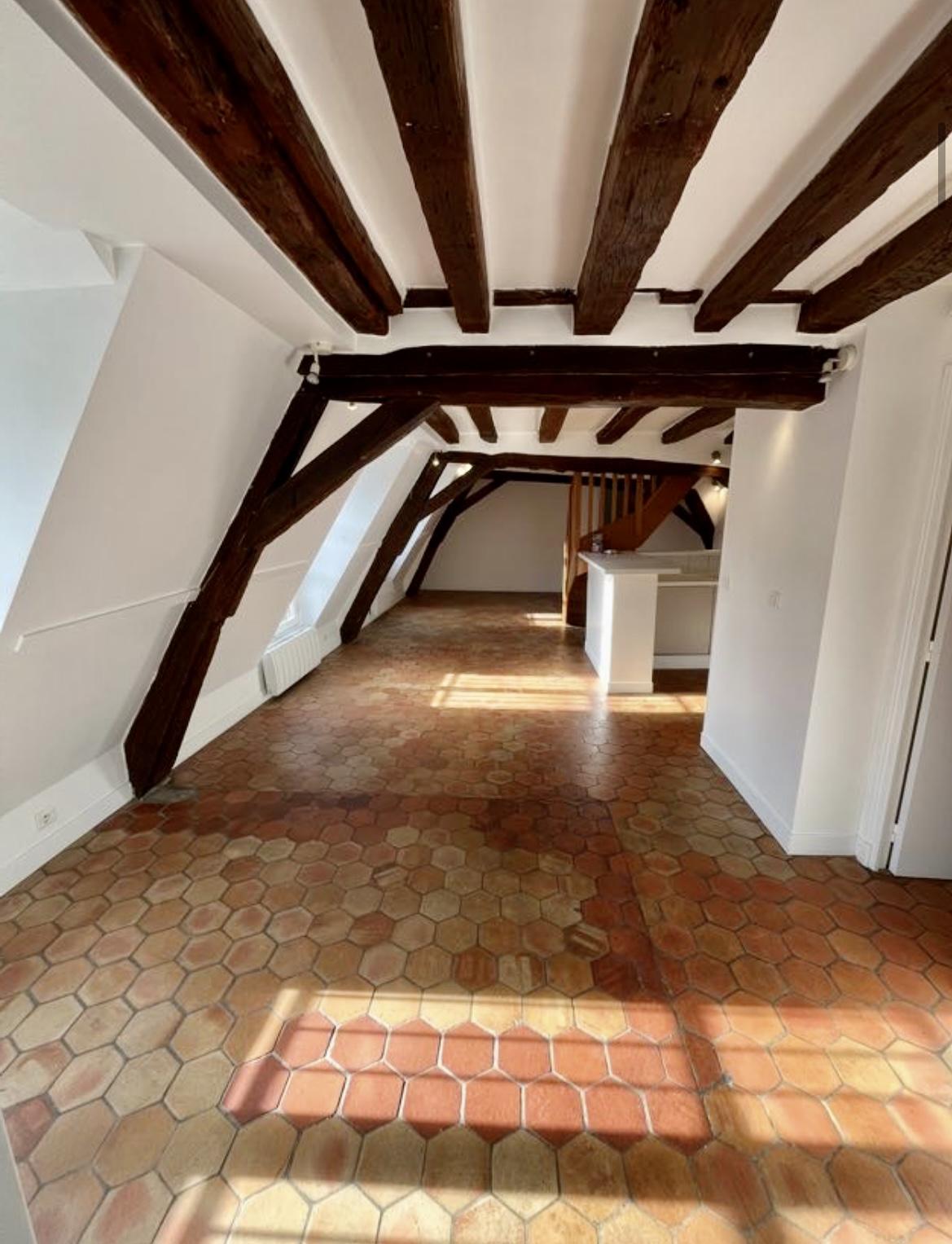 A LOUER RUE CHARLOT 3P RENOVE DUPLEX 