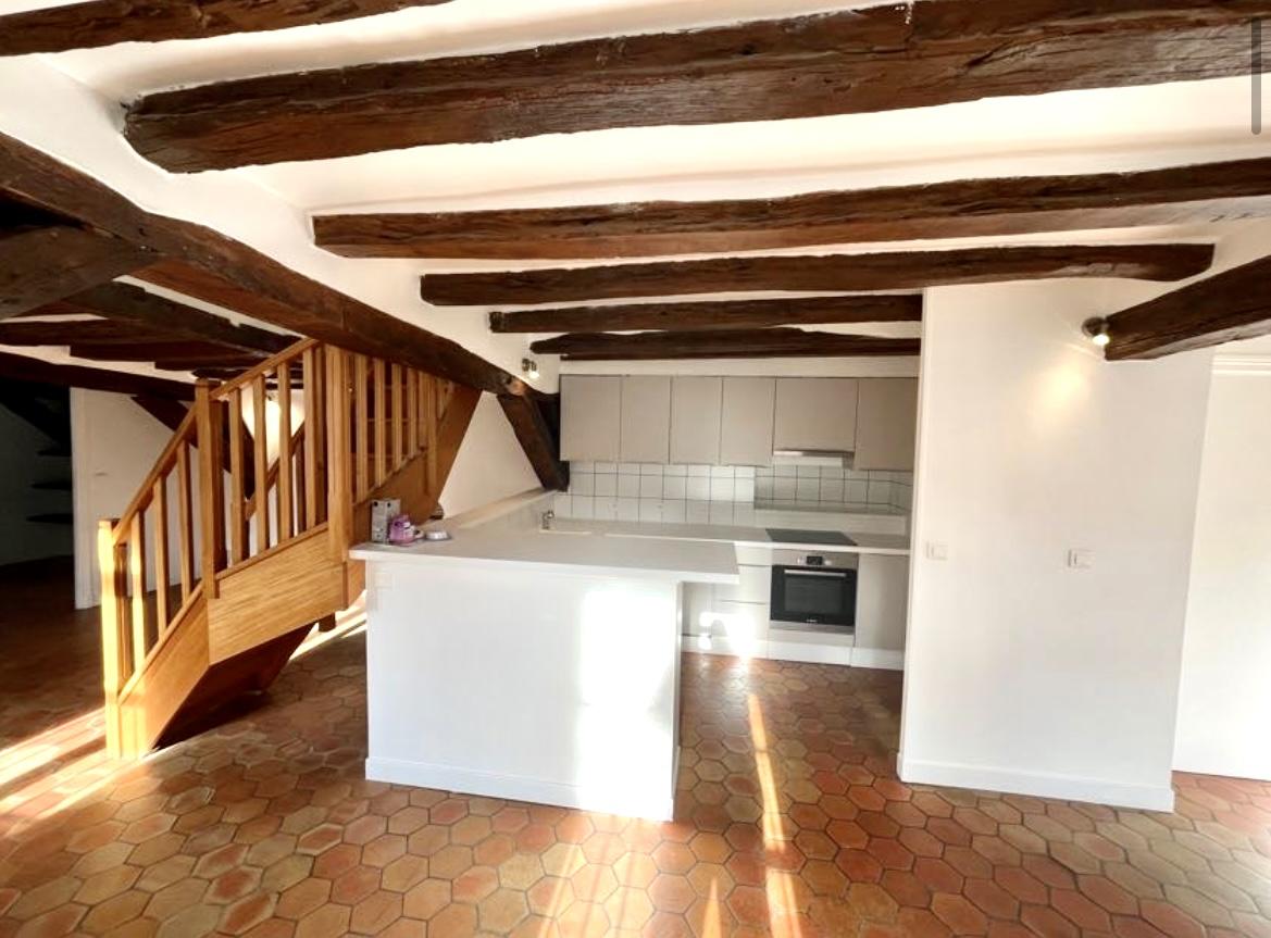 A LOUER RUE CHARLOT 3P RENOVE DUPLEX 
