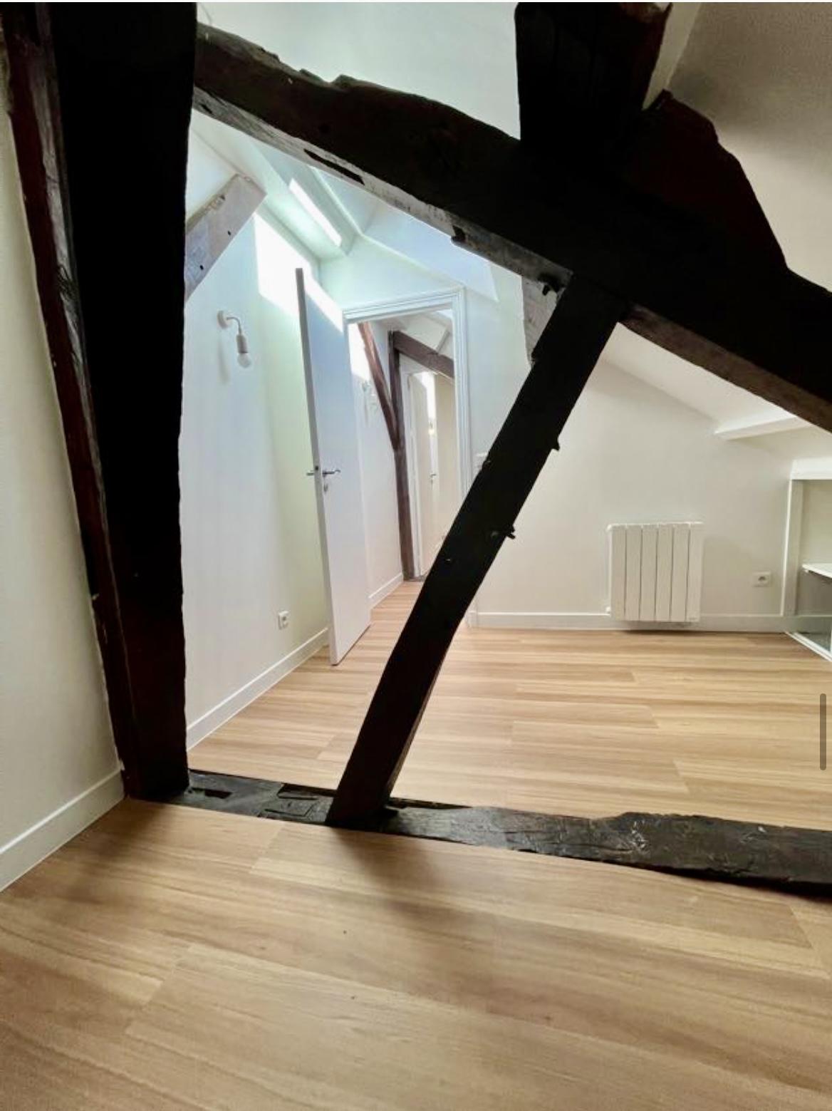 A LOUER RUE CHARLOT 3P RENOVE DUPLEX 