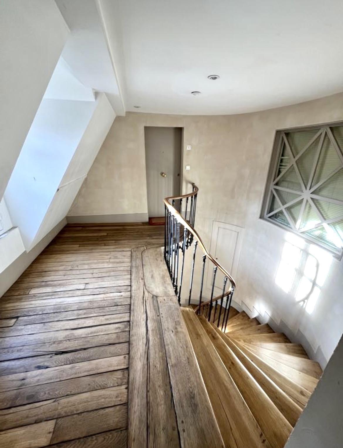 A LOUER RUE CHARLOT 3P RENOVE DUPLEX 