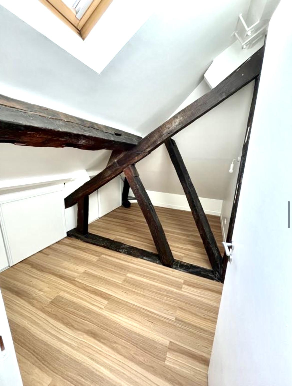 A LOUER RUE CHARLOT 3P RENOVE DUPLEX 