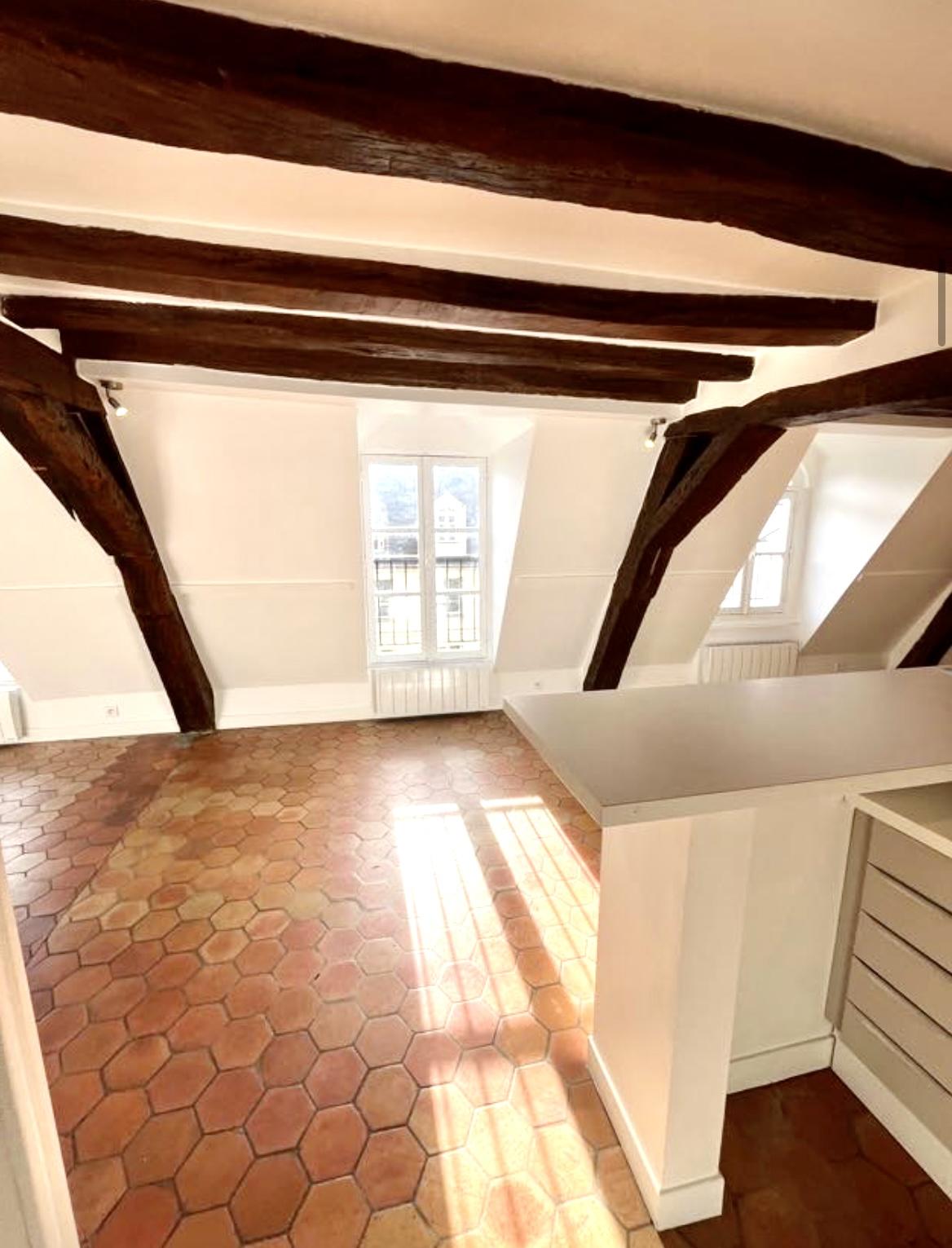 A LOUER RUE CHARLOT 3P RENOVE DUPLEX 