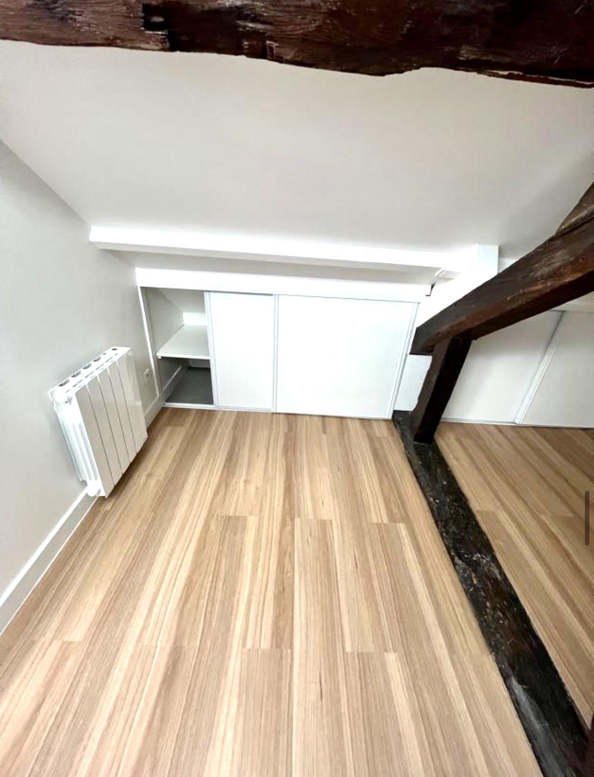 A LOUER RUE CHARLOT 3P RENOVE DUPLEX 