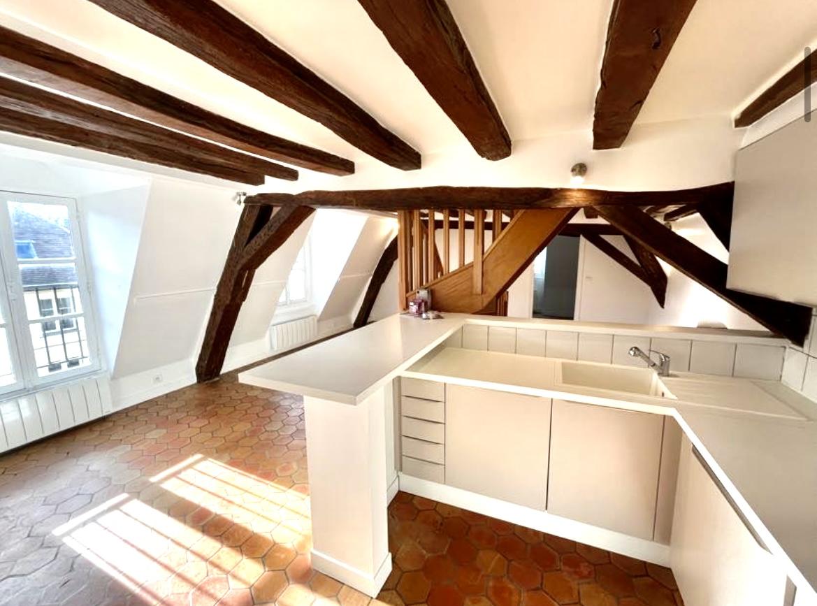 A LOUER RUE CHARLOT 3P RENOVE DUPLEX 