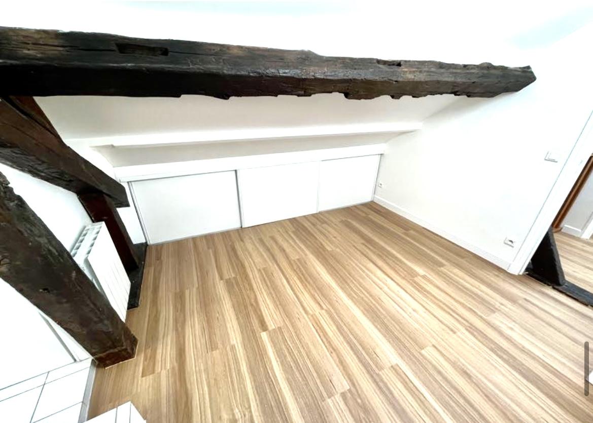 A LOUER RUE CHARLOT 3P RENOVE DUPLEX 