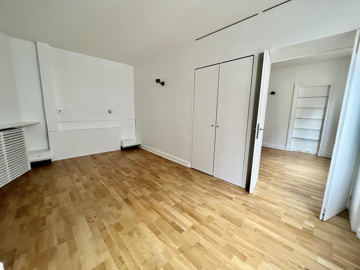 A LOUER PARIS IIème 6 pièces 162m² PLACE DE LA BOURSE 