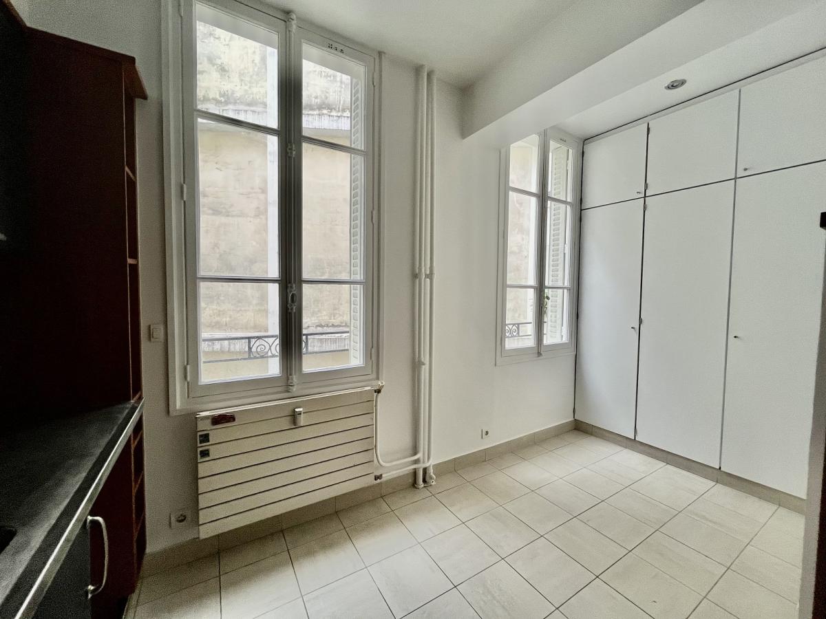 A LOUER PARIS IIème 6 pièces 162m² PLACE DE LA BOURSE 