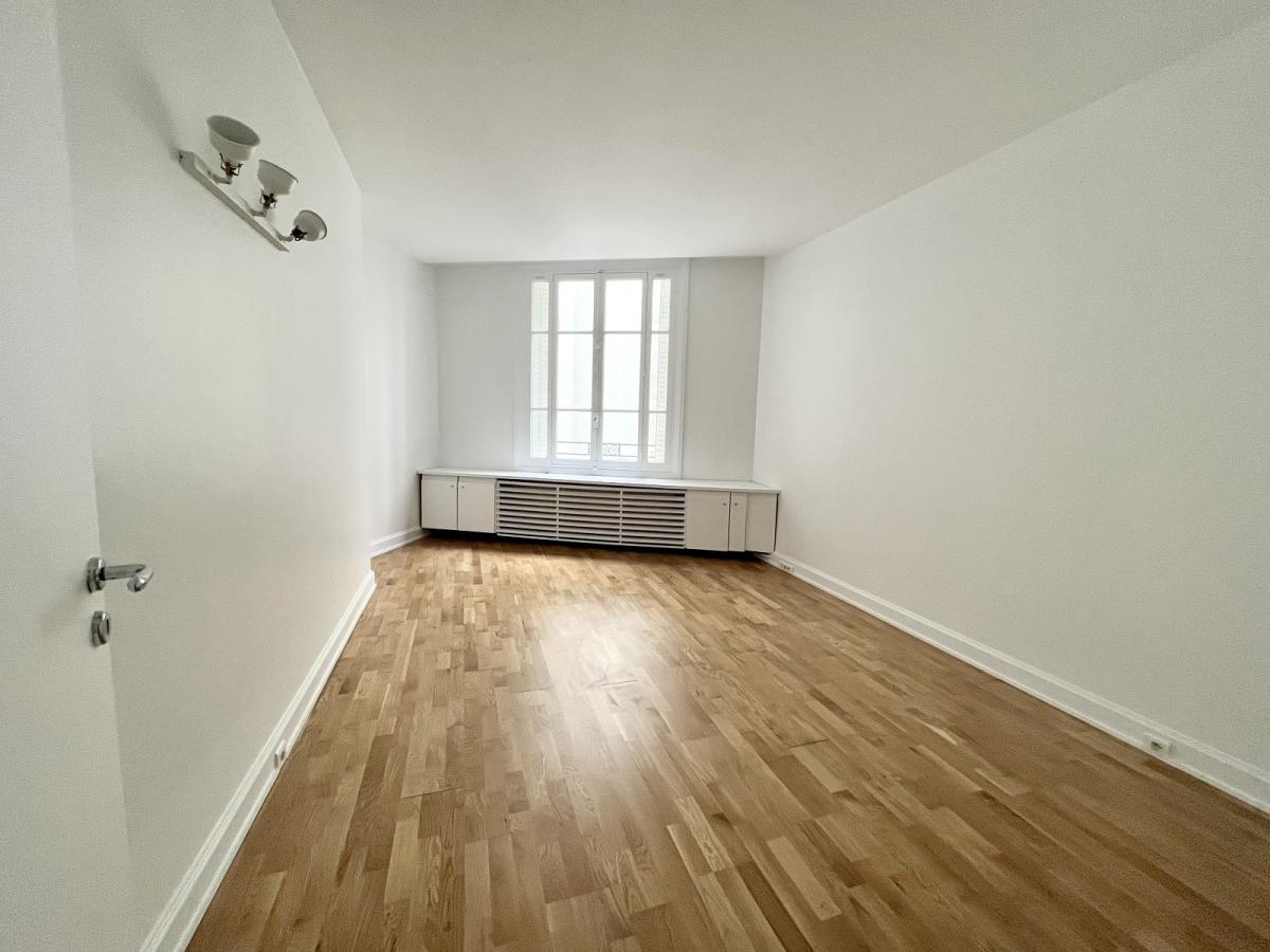 A LOUER PARIS IIème 6 pièces 162m² PLACE DE LA BOURSE 